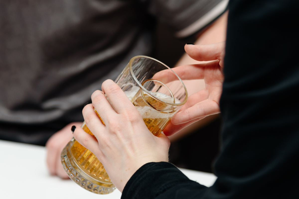 燒啤最常見的經典調法是燒酒 3、啤酒 7，這個比例酒感適中、入口較順，也很適合新手入門。