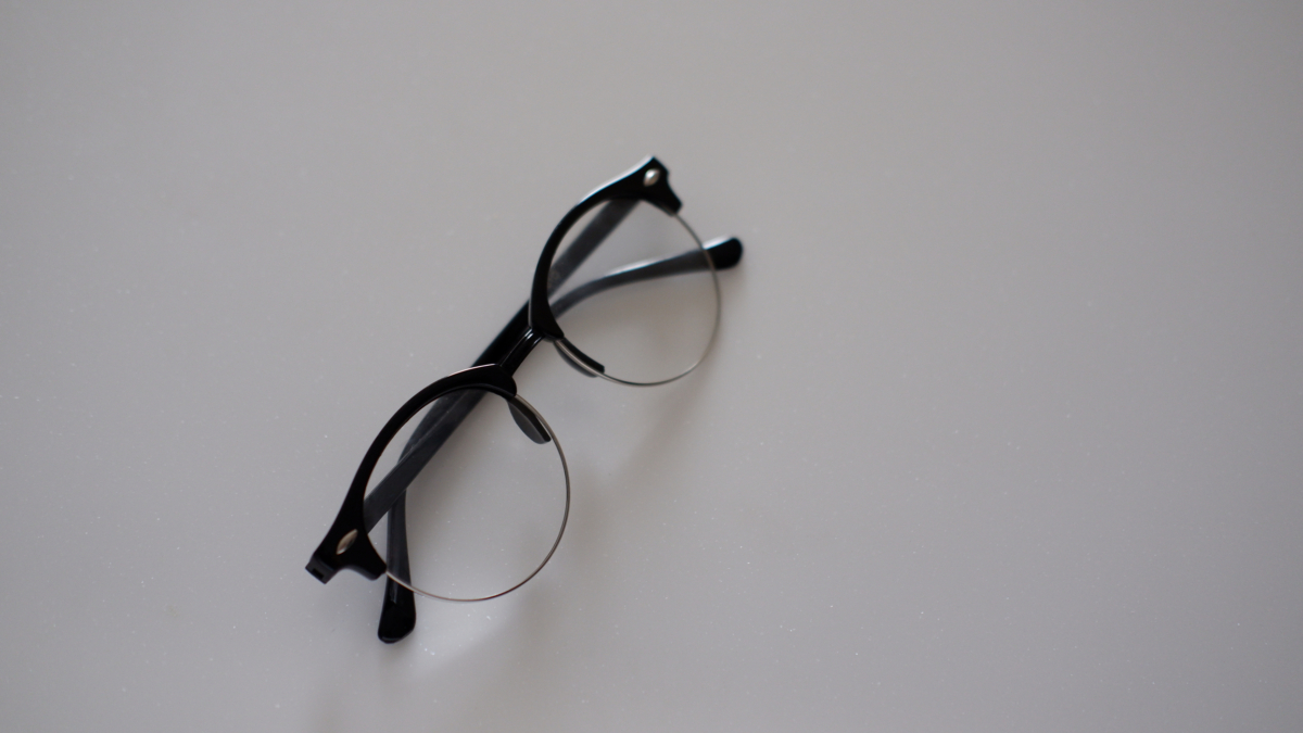 半框設計最大的優點就是「下方無死角」！因為少了下緣的遮擋，視野變得超開闊，生活中的視覺阻礙變少了，眼神也顯得更通透靈動。