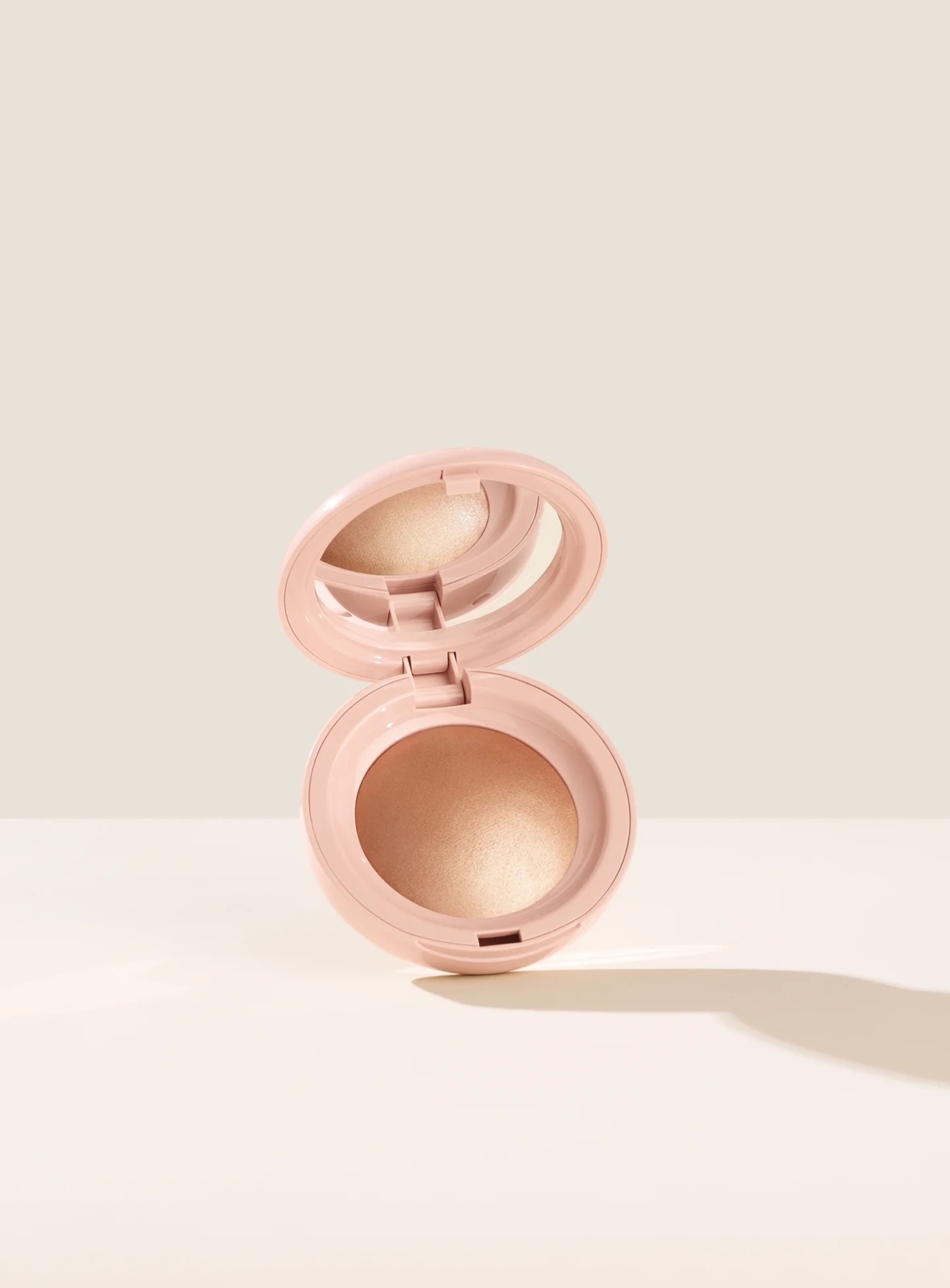 Rare Beauty的高光將液態高光的超凡水潤感完美轉化為輕盈粉體，只需輕輕一抹，即可打造柔滑閃耀的瞬間妝效。