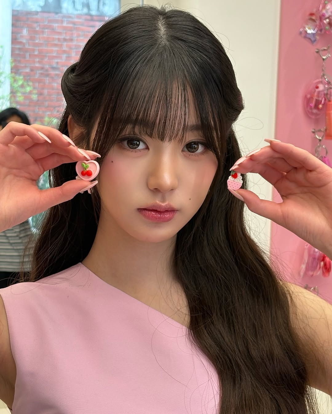 想知道自己適合什麼瀏海，可先從額頭長短寬窄、顴骨高度和下顎輪廓判斷，再對應無瀏海、空氣瀏海、中分瀏海、八字瀏海或法式瀏海等方向。