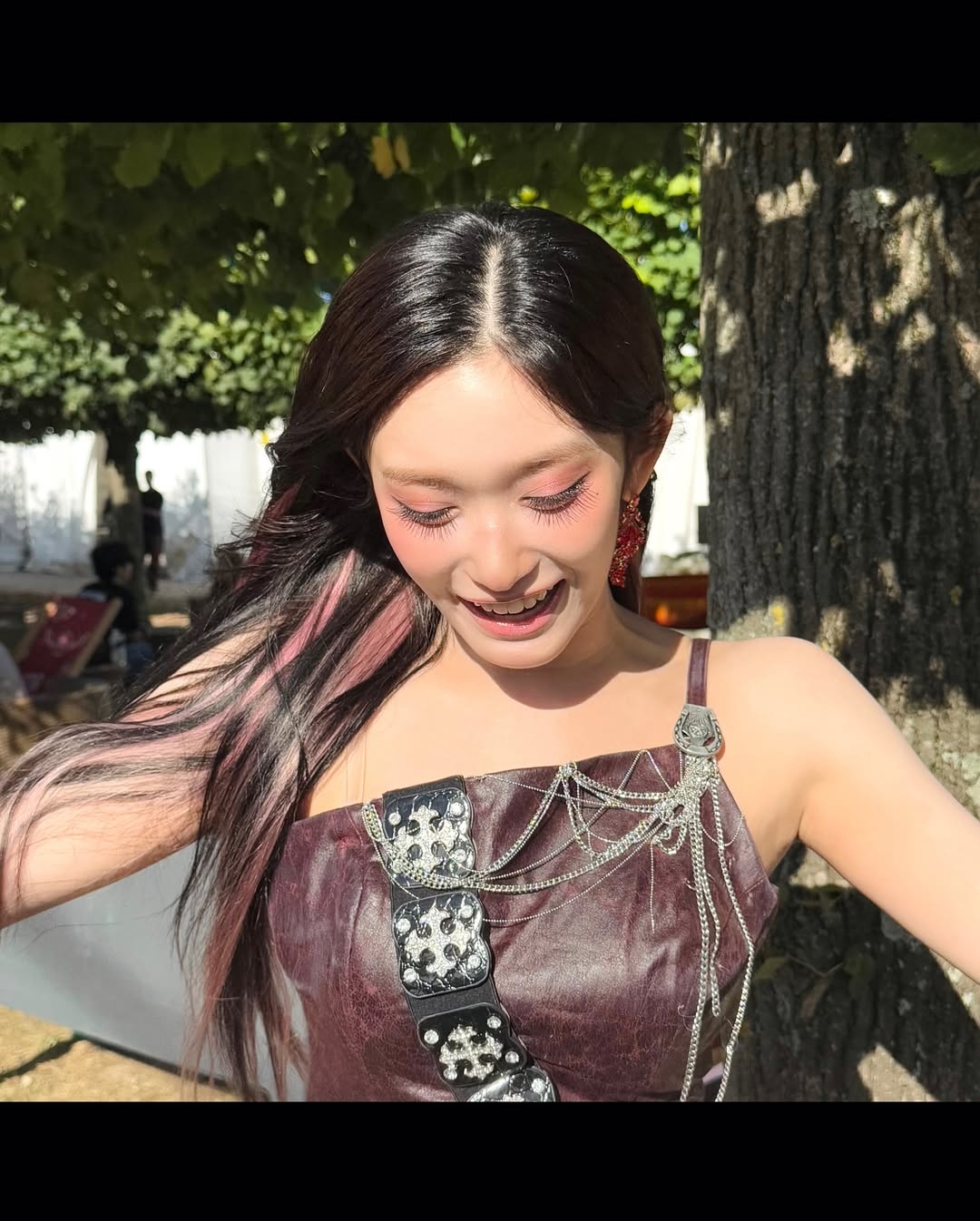 這是一款強調「色彩跳躍感」的設計，在深巧克力色底上，大膽地加入高飽和度的粉紫色條紋。