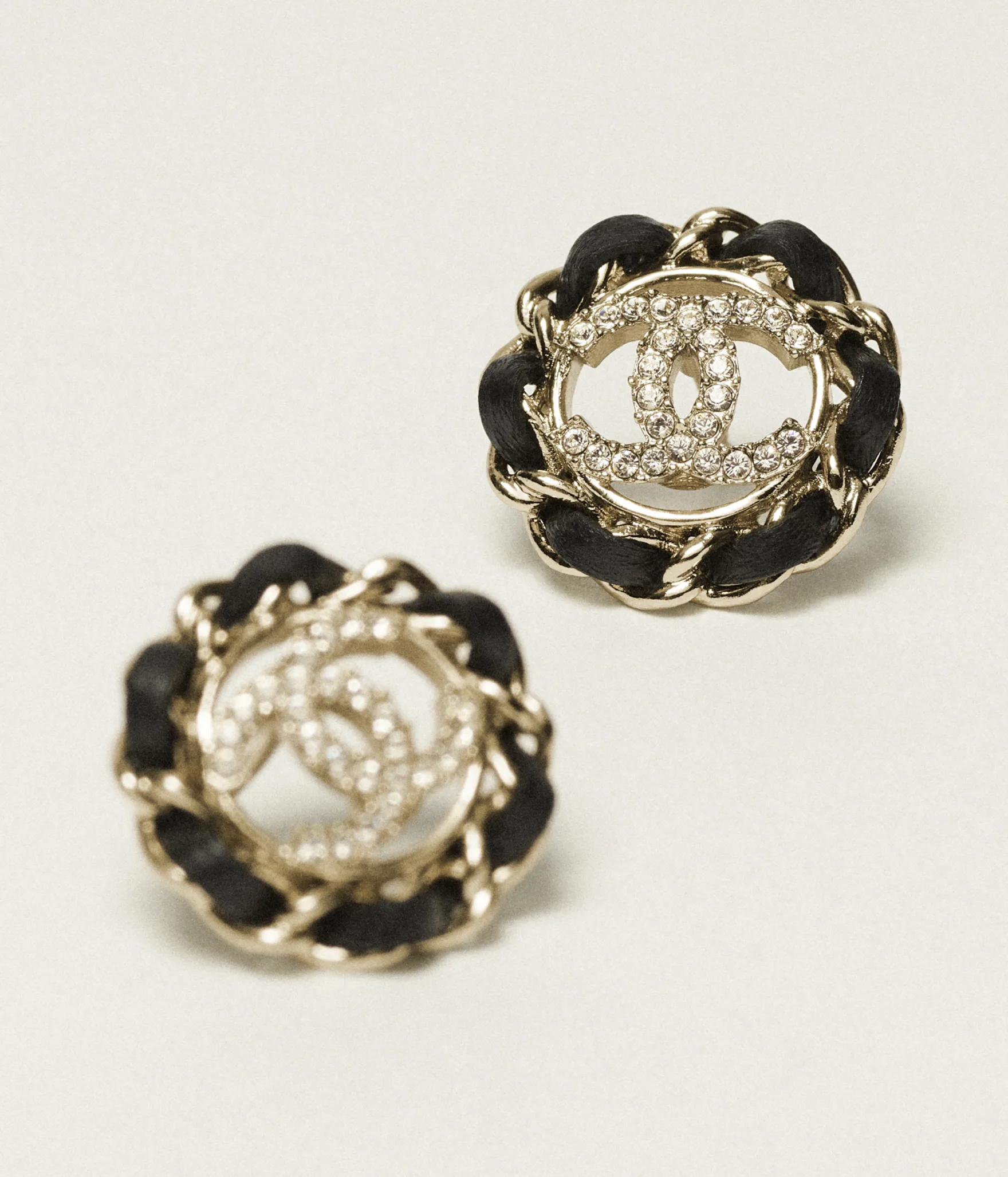 Chanel 耳環入門怎樣選，重點是先看自己想要低調還是有存在感，再配合穿搭風格、尺寸重量、佩戴場合和耳針或耳夾需求。