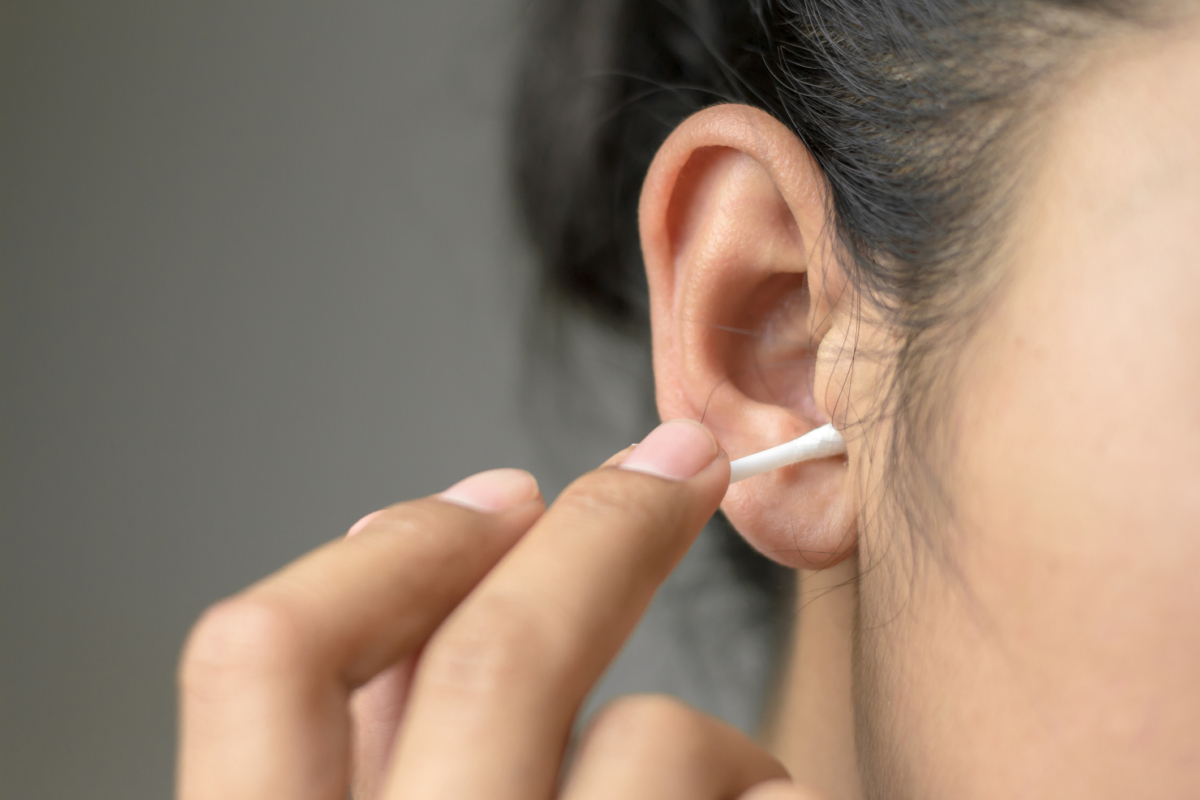 耳朵不需要常常深層清潔，因為本身已有自然清潔能力，而自己亂挖耳朵反而可能把耳垢推更深，甚至弄傷耳道。