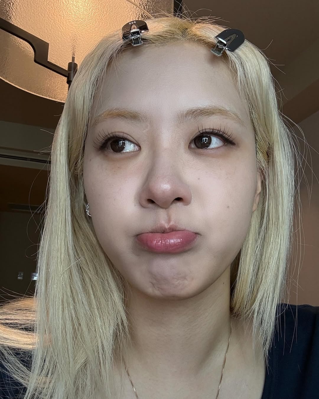 只要慢慢調整分線、固定方式和弧度，瀏海通常都能順利從尷尬期過渡到更自然的中分或旁分造型。