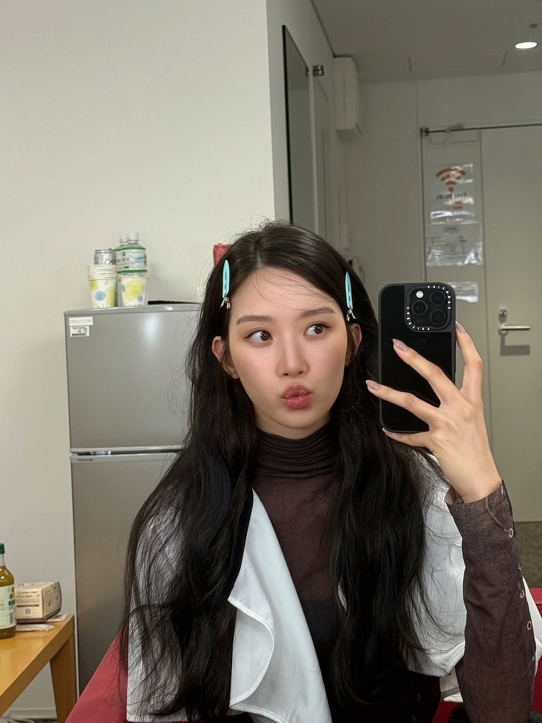 過渡期瀏海想整理得不扎眼又自然，可以利用離子夾、髮捲和吹風機調整弧度與髮根蓬度，讓瀏海更有精神也更容易順著兩側過渡。