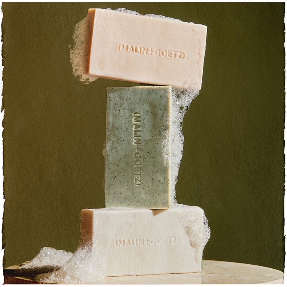 這款「護膚級潔膚皂」結合了物理與化學雙重去角質，不僅能溫和洗掉老廢角質、搞定防水防曬殘留，還能改善討人厭的顆粒感。