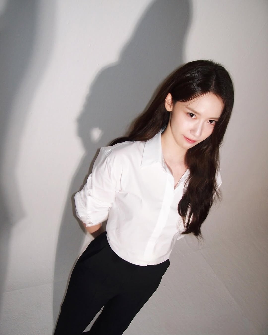 合身款恤衫是衣櫃裡永遠不會過時的經典，其中最核心的判斷標準就是肩線。