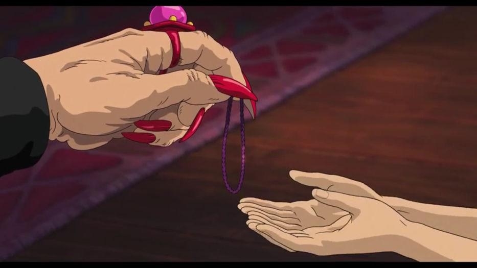 當千尋走出隧道，回到積滿灰塵的汽車旁時，她頭上的紫色髮圈閃過了一道微弱的光芒。