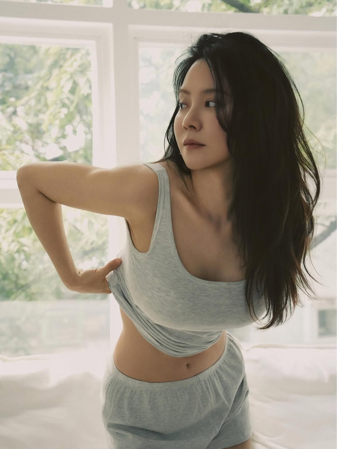 宋智孝在韓國媒體公投中力壓全智賢、秀智等女星，獲選為韓國最美身材女藝人，以天使臉孔與魔鬼身材聞名。