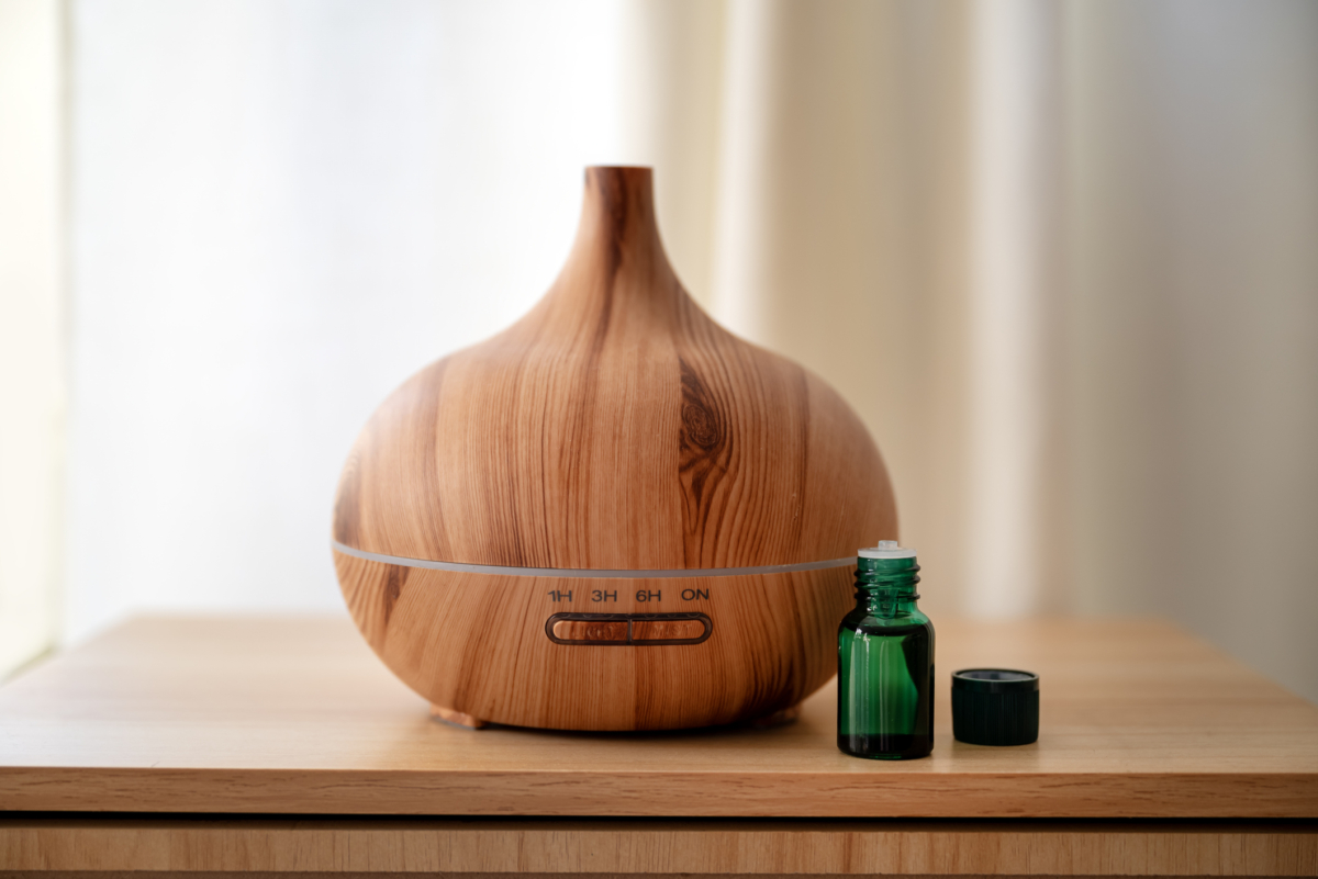 香薰油最常見的用法是透過香薰機、擴香石、紙巾或枕邊小範圍擴香，讓香氣慢慢散開，簡單就能為空間增加放鬆感和舒適感。