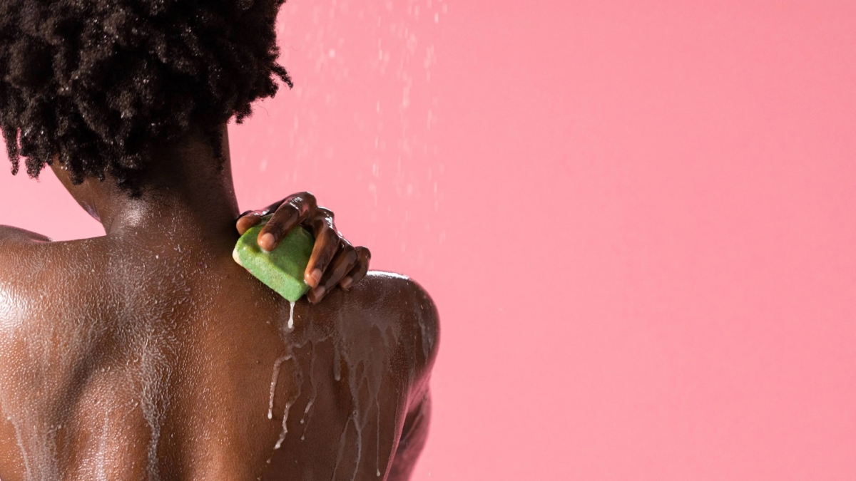 這款Lush海鹽薄荷磨砂膏散發著超療癒的清新薄荷香氣，更特別添加了可可脂與古布阿蘇樹果脂，洗完後的肌膚不僅摸起來超級滑順，還能感受到滿滿的柔軟滋潤感。