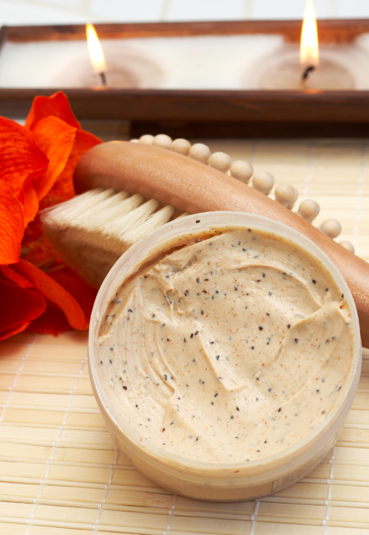 在挑選市售的磨砂產品時，建議優先選擇含有天然植物荷荷葩蠟油製成的細緻顆粒，這類成分相對溫和，在清潔毛孔的同時也能幫助代謝老廢角質。