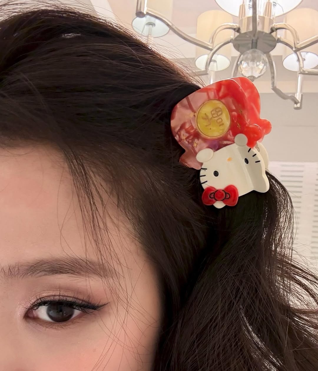 內眼線不一定要畫在濕潤黏膜或水線上，對新手來說，填補睫毛根部空隙更自然、實用，也比較不容易暈開或失手。