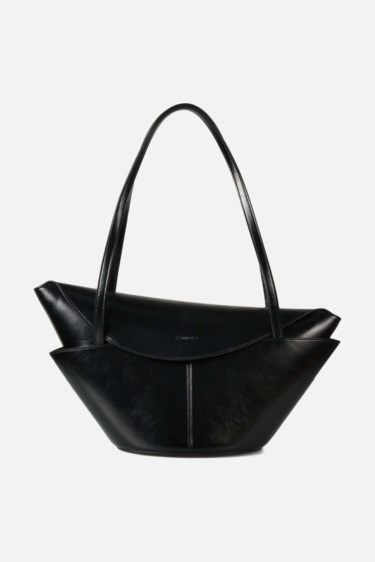 這款包包完美平衡了前衛的廓形與通勤所需的裝載力，是展現專業質感與獨特品味的高 CP 值職場「戰包」。