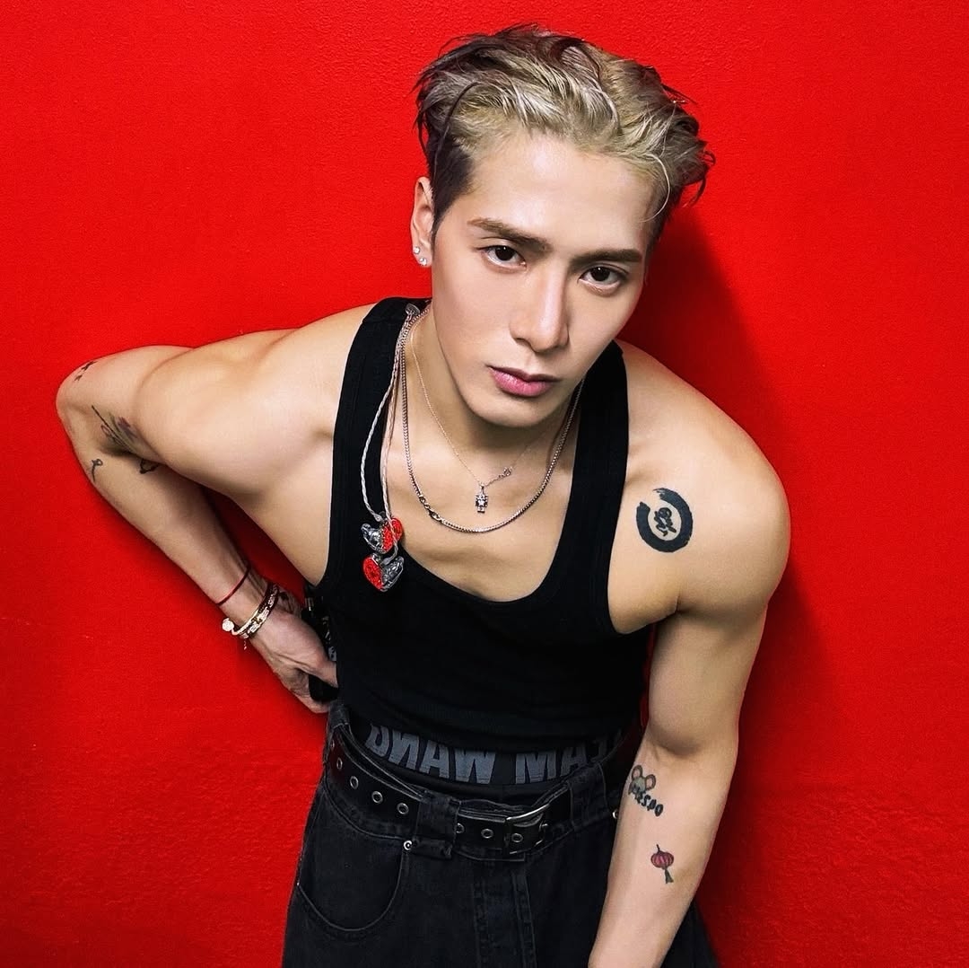 將所有頭髮往後撥，徹底展現出完整的面部輪廓，呈現出較為硬派與成熟的風格。