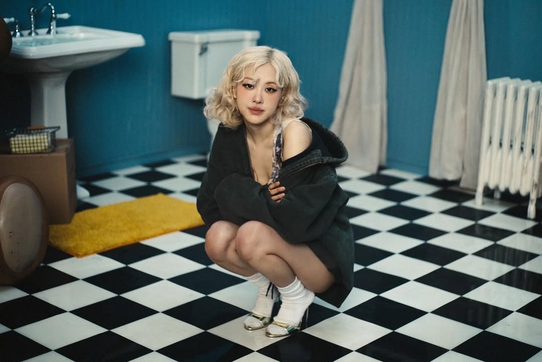 Rosé 將八字瀏海與金髮羊毛捲結合，呈現出性感且時髦的強烈風格。