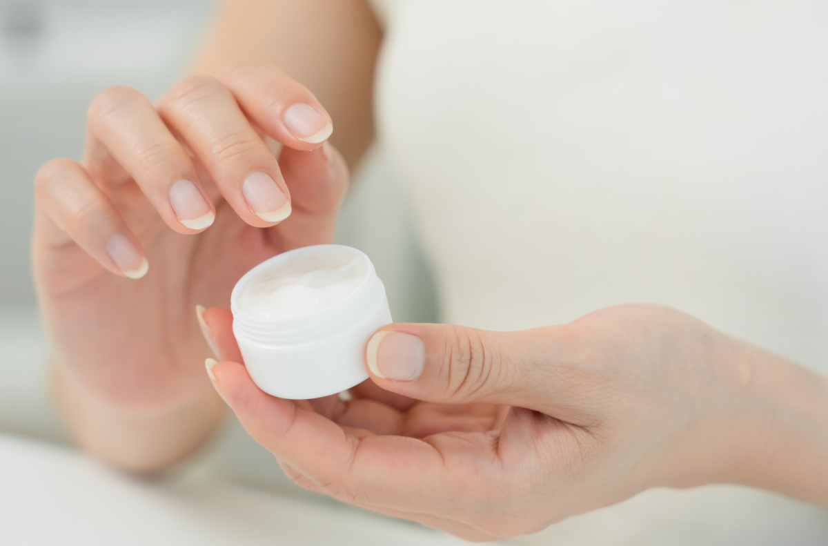 使用娥羅納英時應先清潔後局部少量使用、避開眼周黏膜，若連續用 5 至 6 天仍無改善或出現不適，就應停用並諮詢醫生或藥劑師。