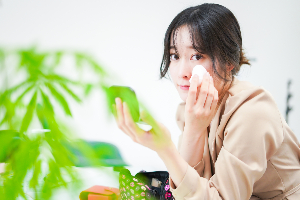 乾性肌膚因為角質層鎖水力較弱，若使用質地過於乾燥的粉狀產品，容易在紋理處出現卡粉或乾紋，顯得妝容不夠平整。