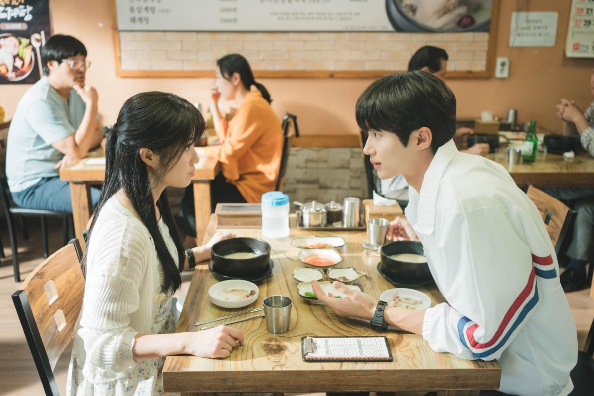 曖昧聊天想自然升溫，可以透過分享真實感受、給予具體讚美和慢慢建立「我們感」，讓對方感受到你的好感又不會太有壓力。