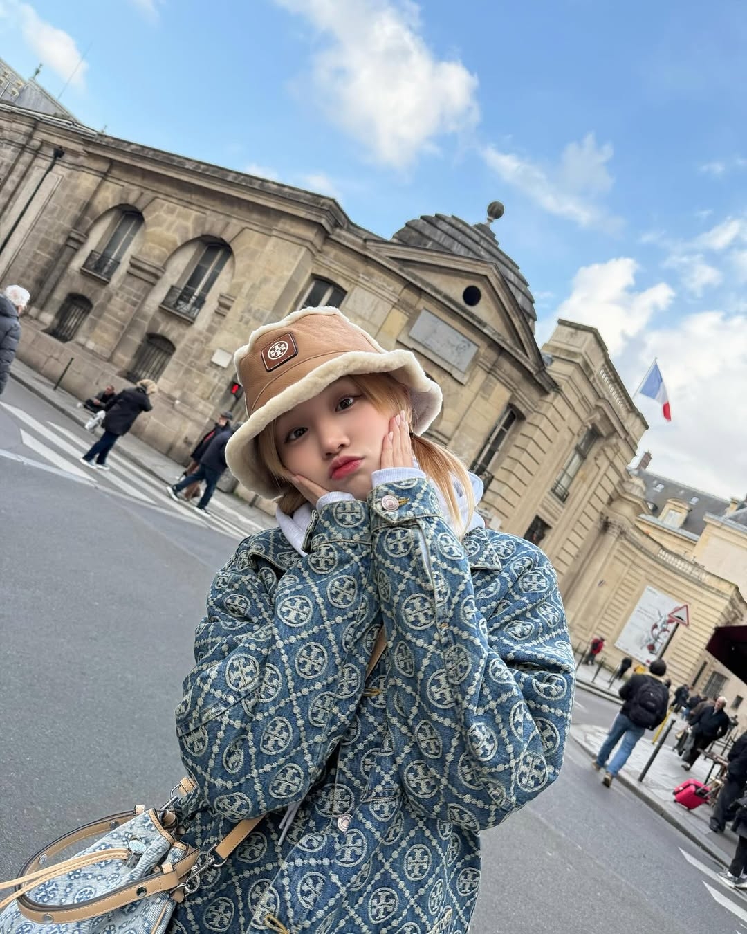 但其實有不少牛仔布的手袋，在二手市場的價格甚至高於羊皮CF款式，這完全打破了材質等於價值的傳統觀念。