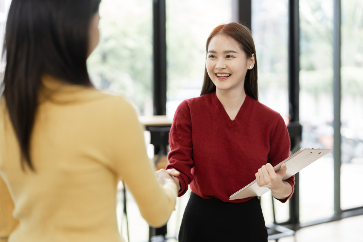 見工想穿出 Smart Casual 的專業感，重點是用俐落單品、低調配色和合適鞋外套，穿得舒服但不隨便。