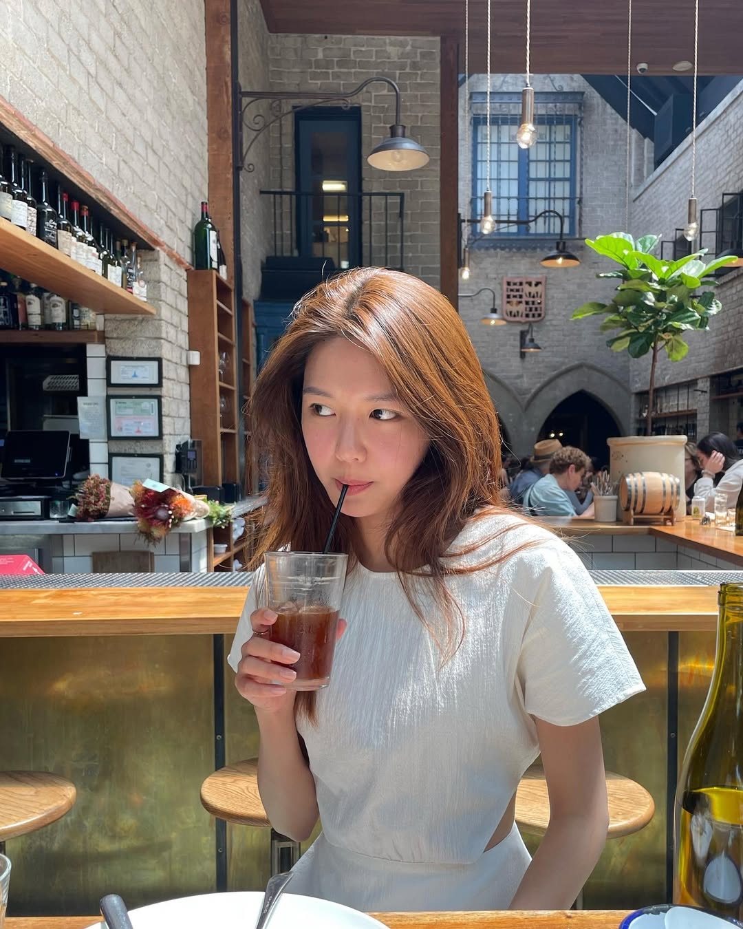 在韓國，幾乎人手一杯冰美式。咖啡因不僅能提神，更重要的是它強大的利尿作用，能幫助排除體內多餘水分，消除宿醉後的臉部浮腫。