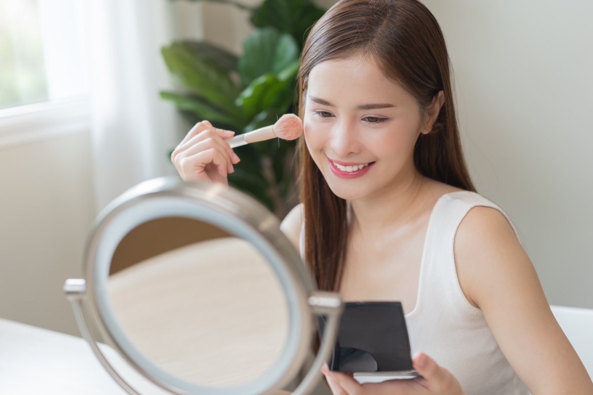 混合肌上妝要分區處理，T 區著重控油定妝，兩頰加強保濕打底，補妝前亦應先吸油，才能減少溶妝和卡粉。