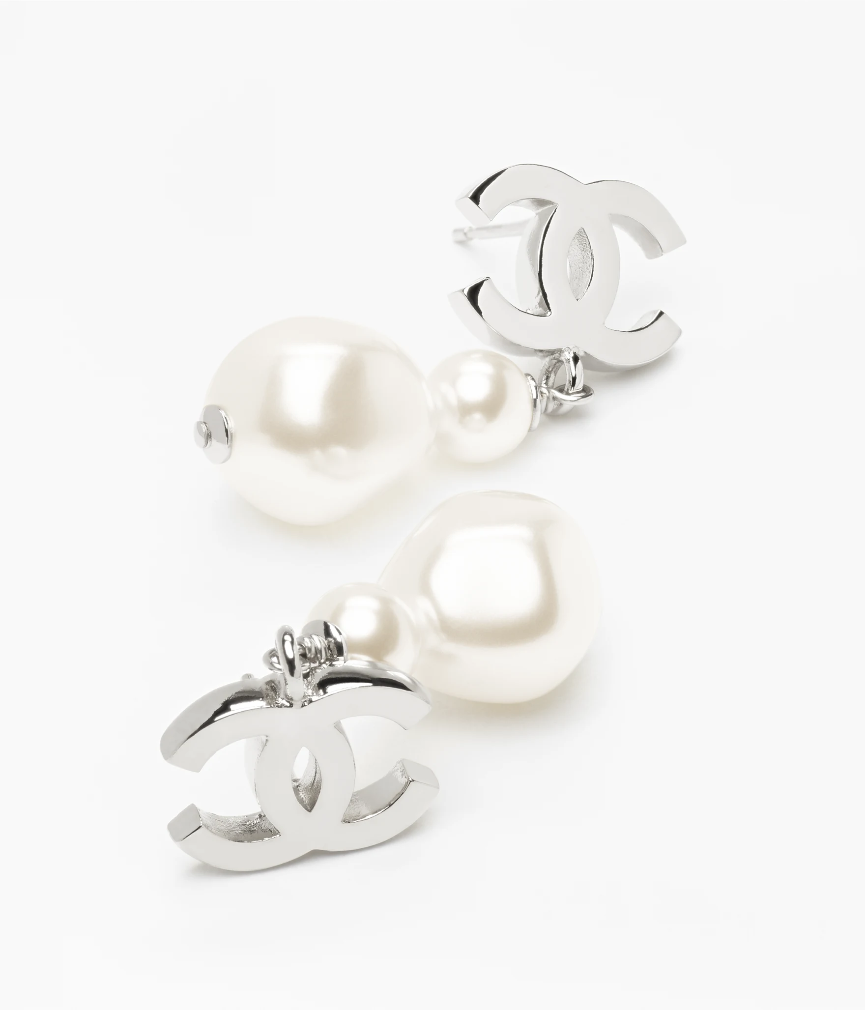 珍珠元素能讓整體感覺更優雅柔和，也更有女人味，特別適合喜歡溫柔精緻風格的人。