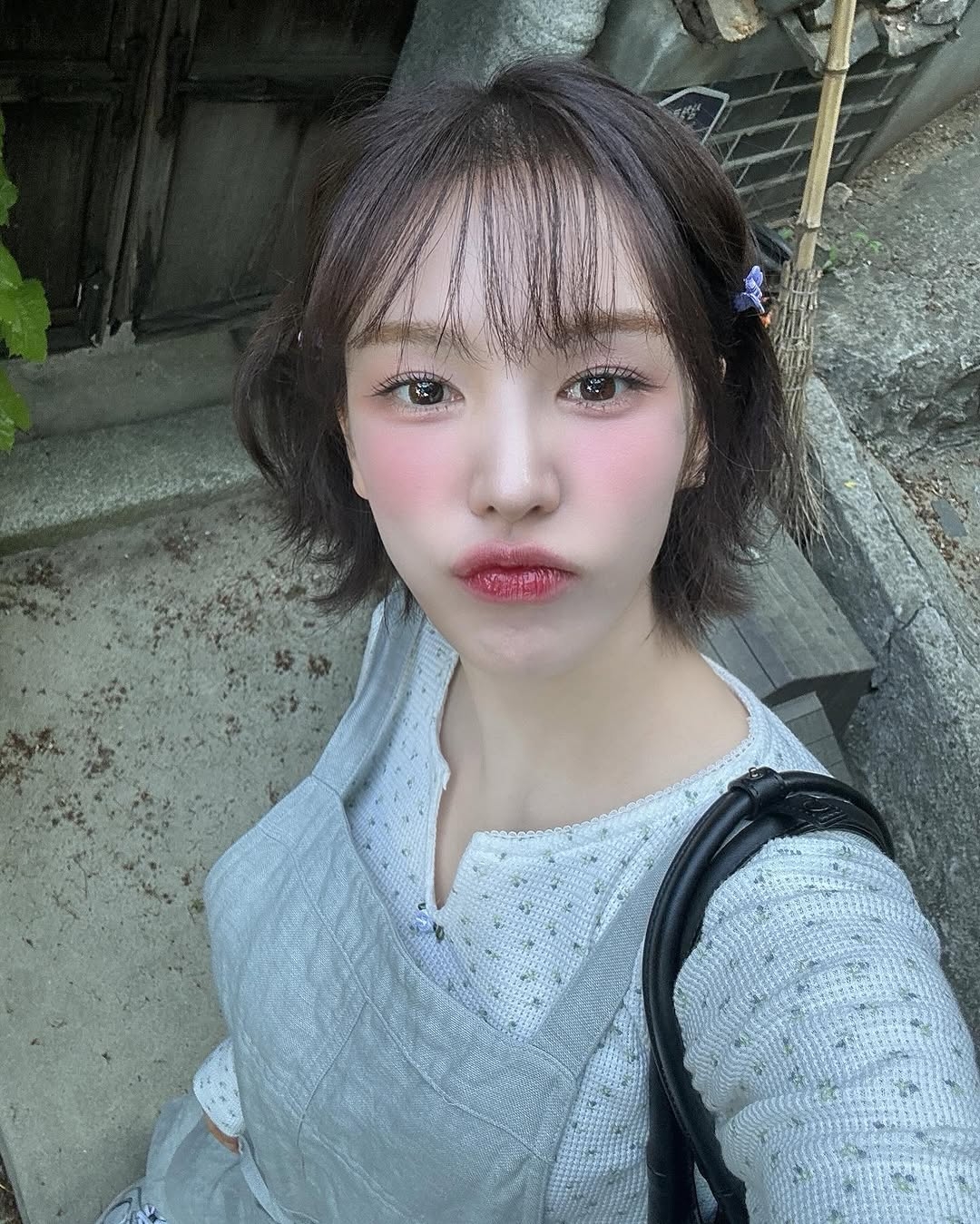 不用燙的短中髮可透過髮油增加光澤、逆向吹髮根提升蓬鬆感，再配合分線或髮夾變化，讓造型看起來更自然有型。