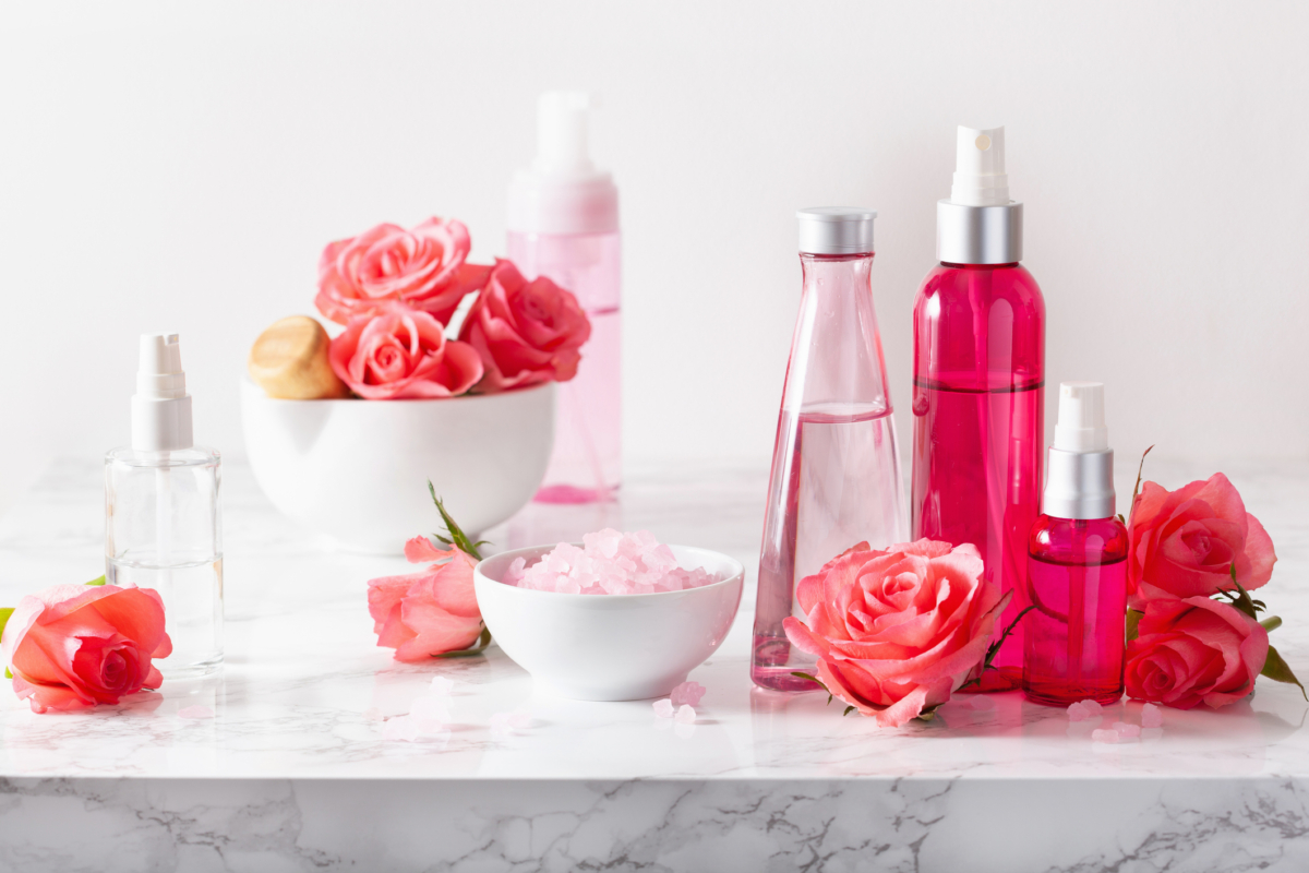 玫瑰花水是平衡肌膚 pH 值與舒緩紅腫的天然利器，其香氣更能帶來顯著的情緒療癒感。