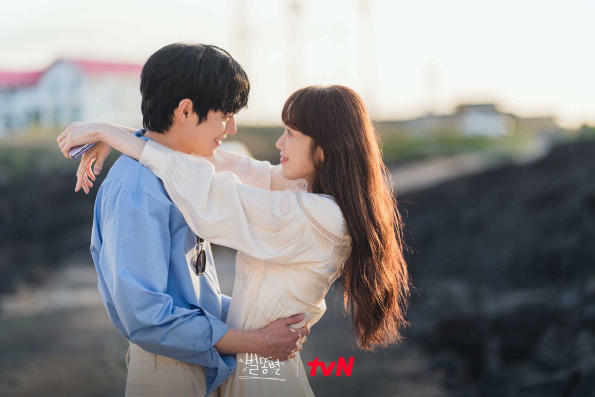 雙生火焰常被認為有強烈吸引、熟悉感、鏡像感和反覆拉扯等徵兆，而和較偏向安心陪伴的靈魂伴侶相比，雙生火焰帶來的感受通常更強烈也更容易伴隨震盪。