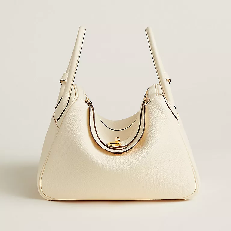 Lindy 30 很適合高個子女生和喜歡大容量手袋的人，因為容量更大、包身垂墜感更明顯，整體也更有隨性帥氣感。