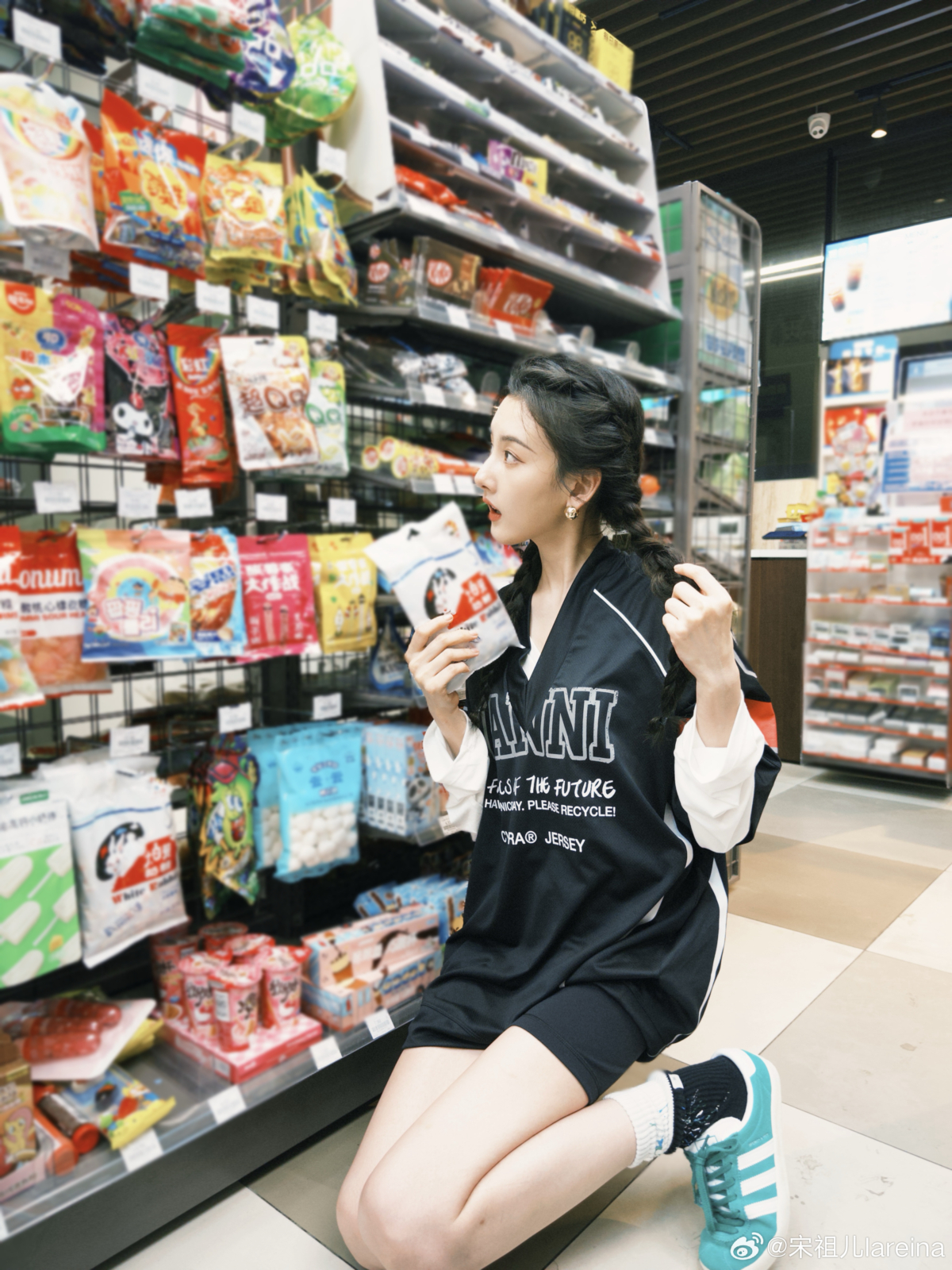 女鞋常見換算中，230 約等於 EU 36、235 約等於 EU 37、240 約等於 EU 38，但實際選碼時仍建議搭配品牌尺碼表和鞋型一起看。