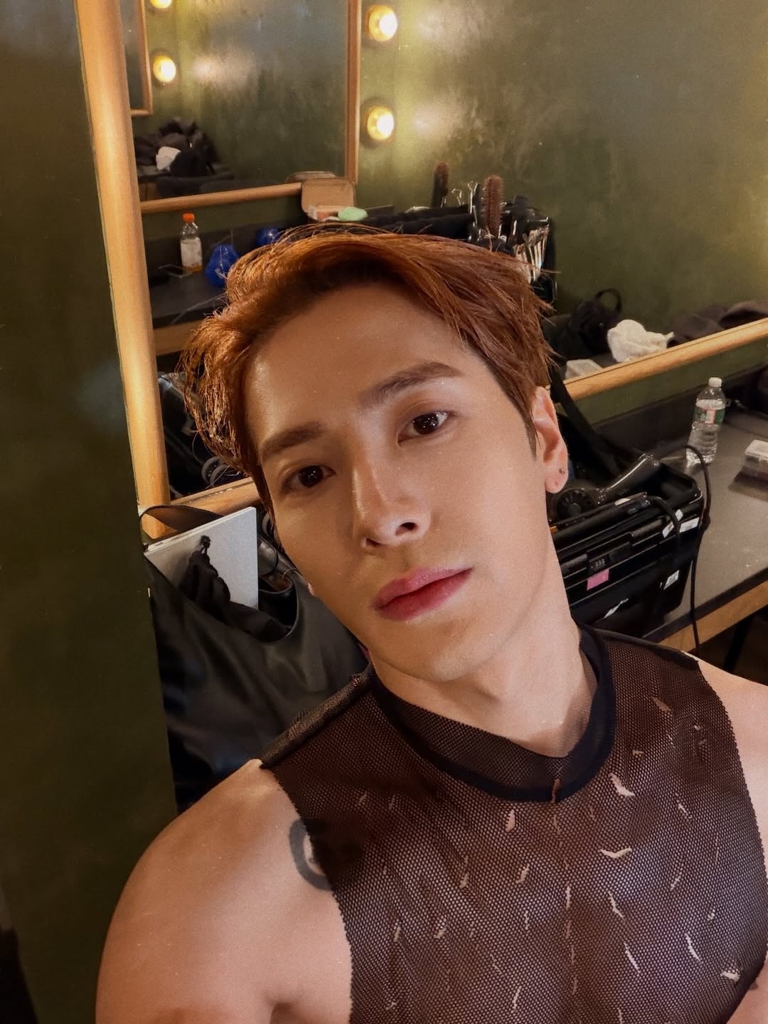 王嘉爾的髮型風格核心，其實就在於瀏海與髮流的精準運用，這讓他能在硬朗與隨性之間靈活切換。