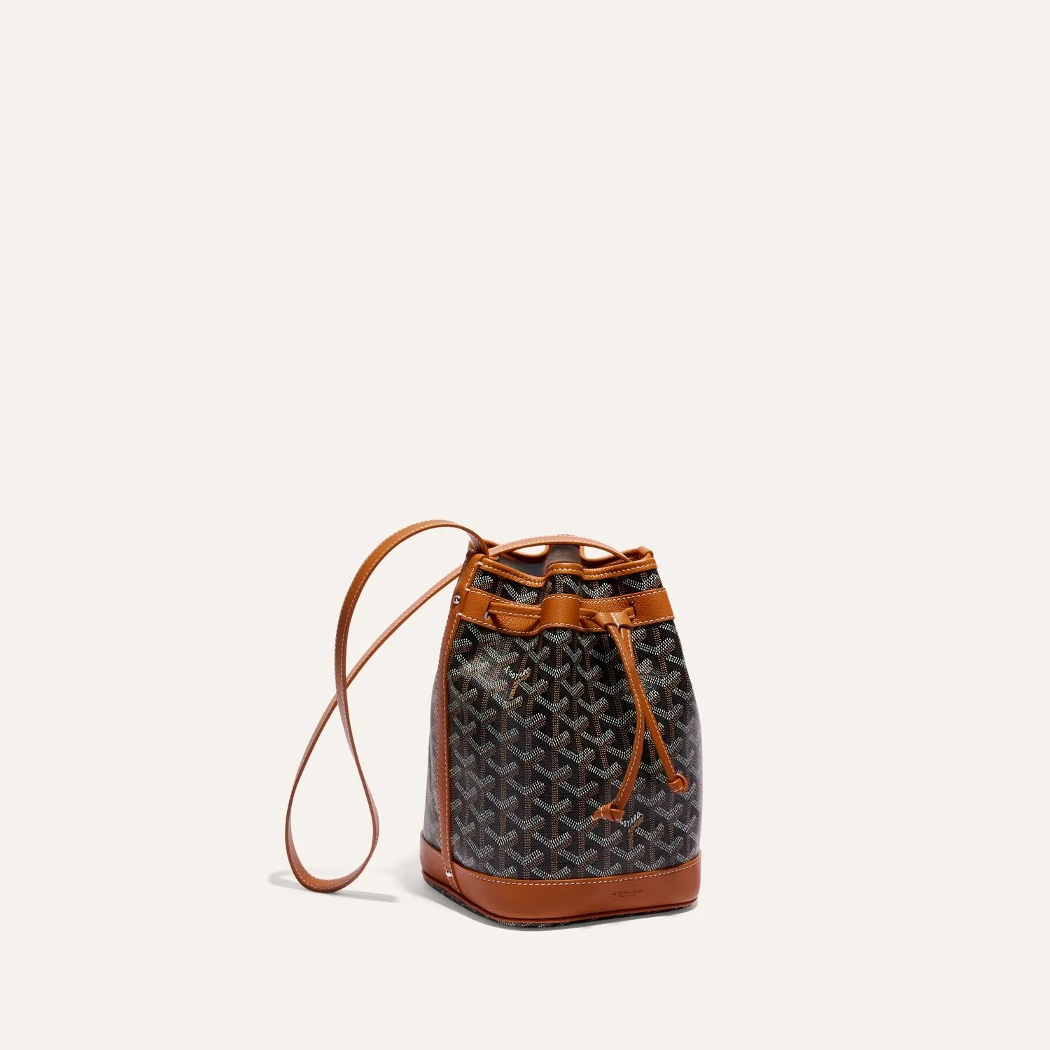 Goyard Petit Flot PM 尺寸約為 17 × 14.5 × 23cm，容量較實用，適合日常外出、上班或約會使用。