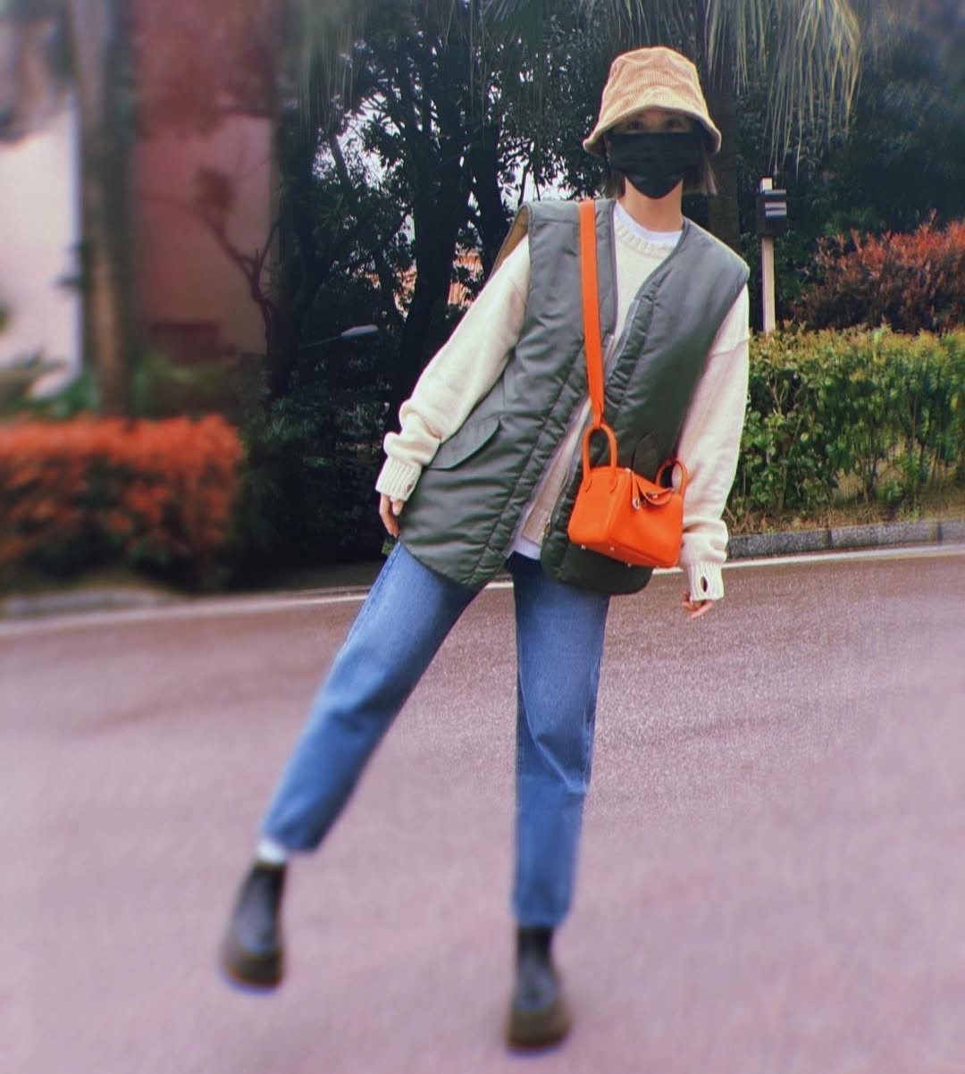 Hermès Lindy 很適合配上班、約會和休閒造型，因為它本身有設計感，簡單搭配西裝外套、牛仔褲、針織或裙裝，就能自然穿出低調又有質感的感覺。