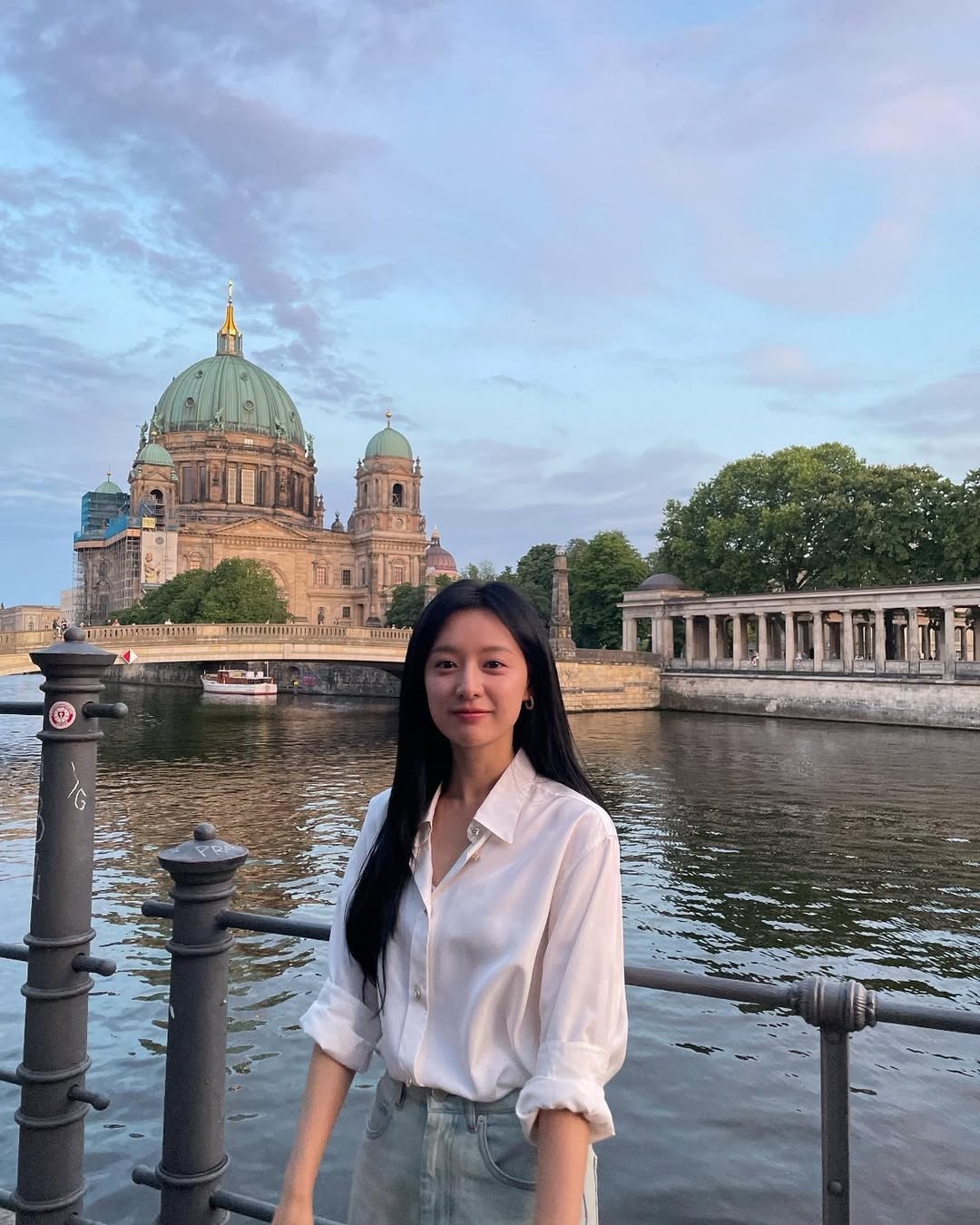 恤衫不僅是商務穿搭的標配，更是巴黎街頭女性展現慵懶率性美的核心單品。