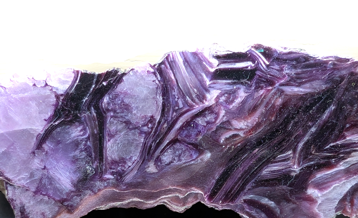 紫龍晶屬於矽鹼鈣石，其結構與鋰鋁矽酸鹽礦物為主的舒俱徠完全不同。