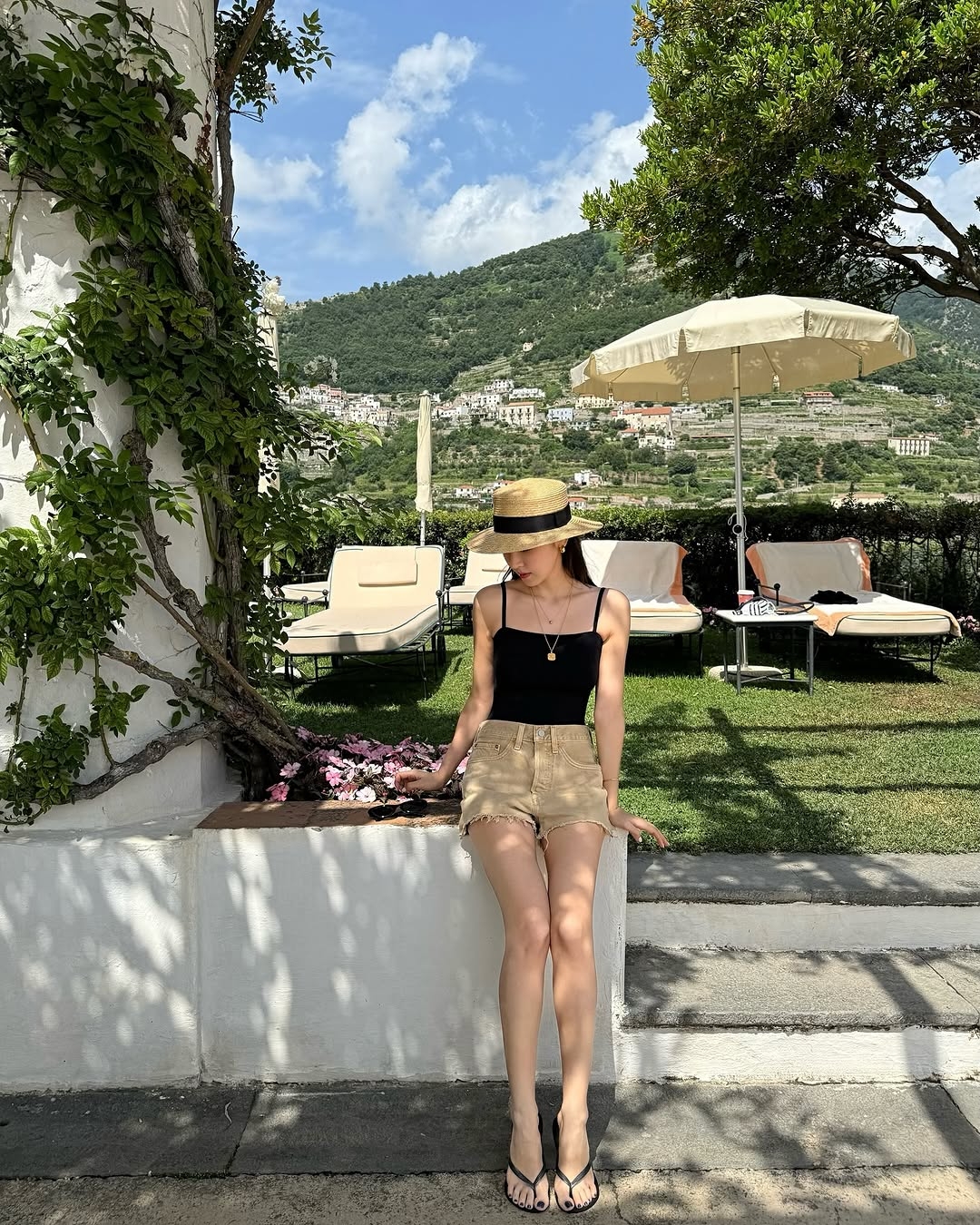 夏天穿搭想更完整有氛圍，可加入草編包、編織草帽和涼鞋這類最有季節感的配件。