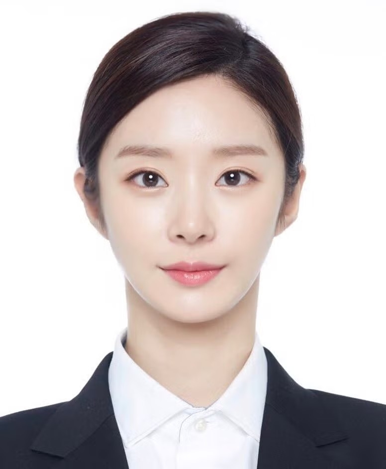 為了避免閃光燈讓妝容顯得平淡，建議選擇霧面質感的粉底，這樣能有效遮蓋毛孔，讓膚質在鏡頭下呈現高級感。