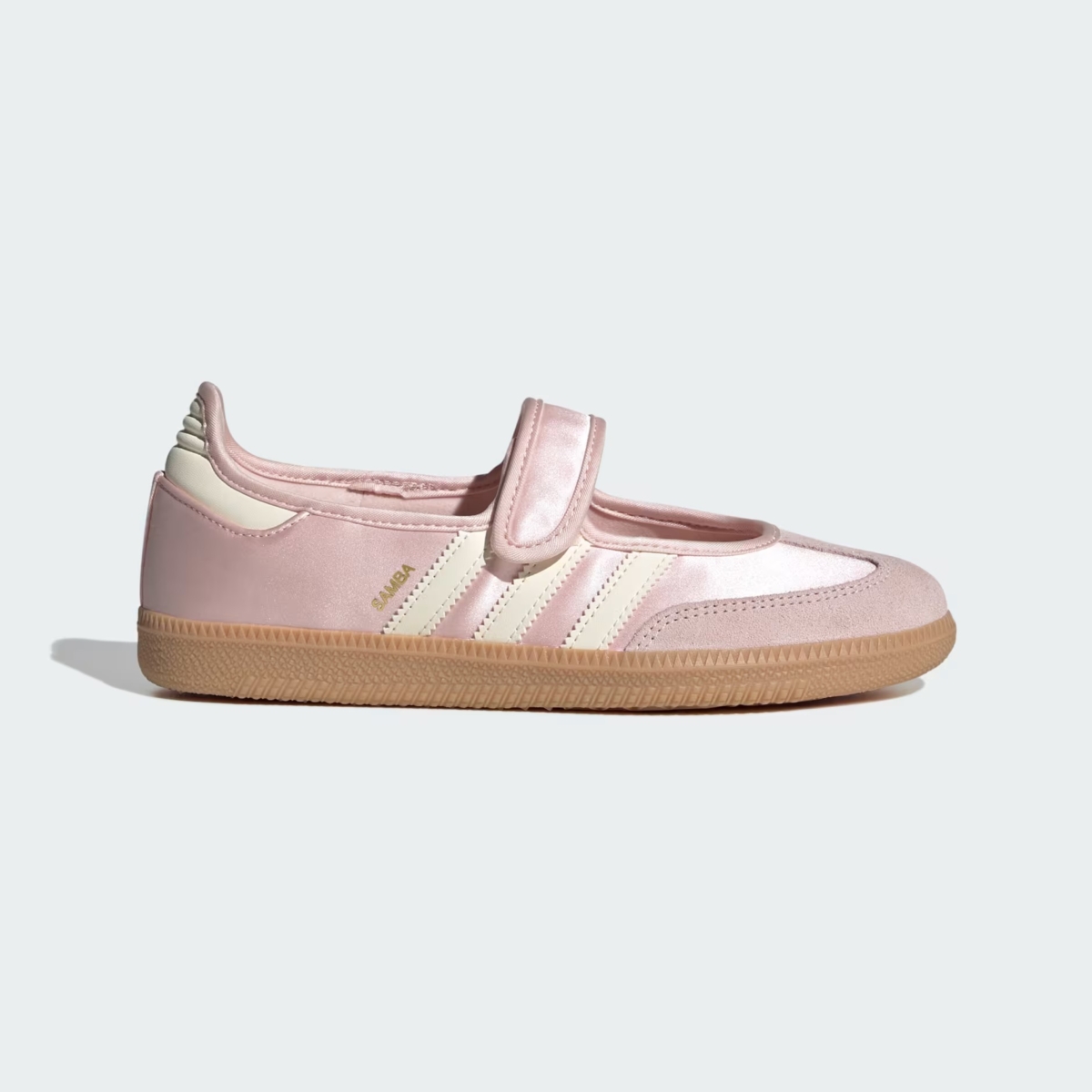 adidas Samba Jane 是近期「甜酷風」與「Balletcore」浪潮下的夢幻單品，它完美地將經典 Samba 的復古運動基因與瑪莉珍鞋（Mary Jane）的優雅扣帶設計揉合在一起。