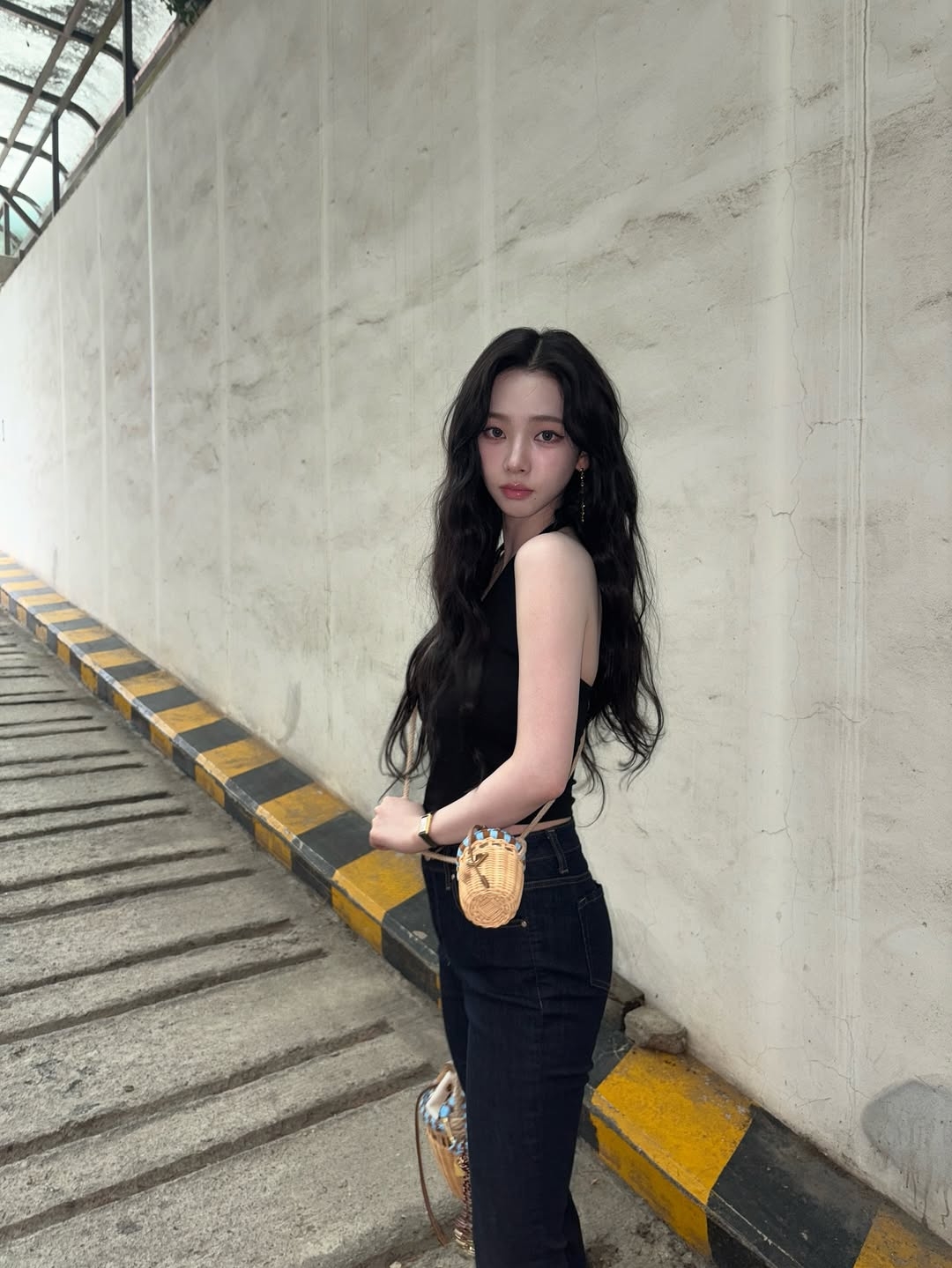 Karina 示範的八字瀏海，配上盤髮或辮子造型，適合多種場合。