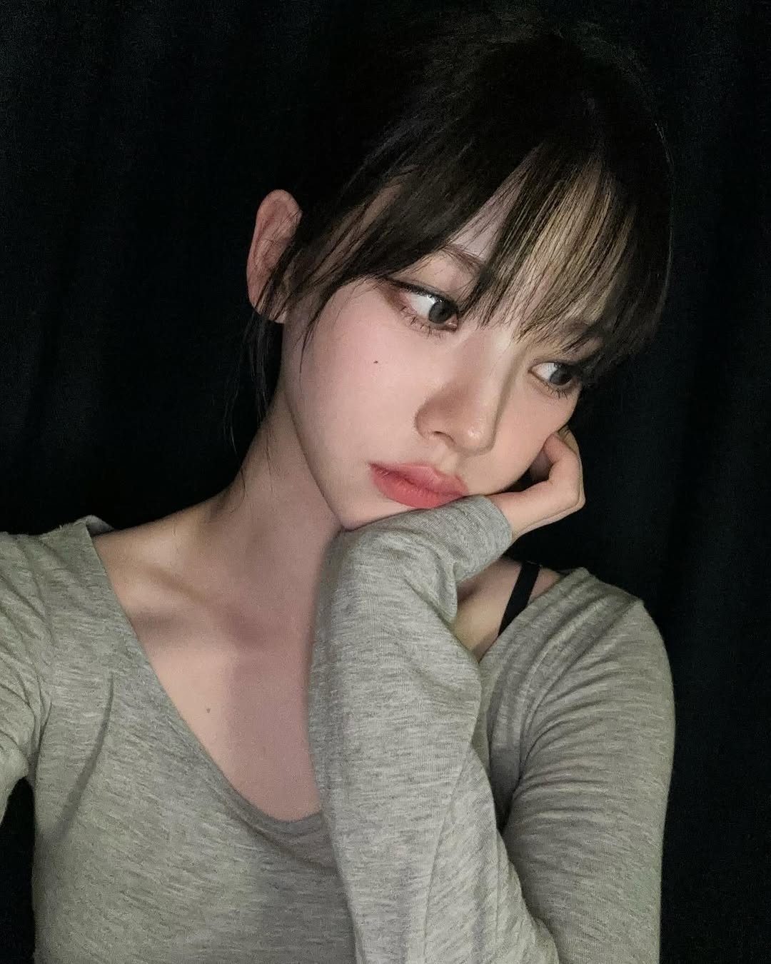 選瀏海不能只看臉型，也要考慮額頭高低、髮質和整理習慣；高額頭可選法式或齊瀏海，額頭窄、細軟髮或不想常整理的人則更適合輕薄、八字或側分長瀏海。