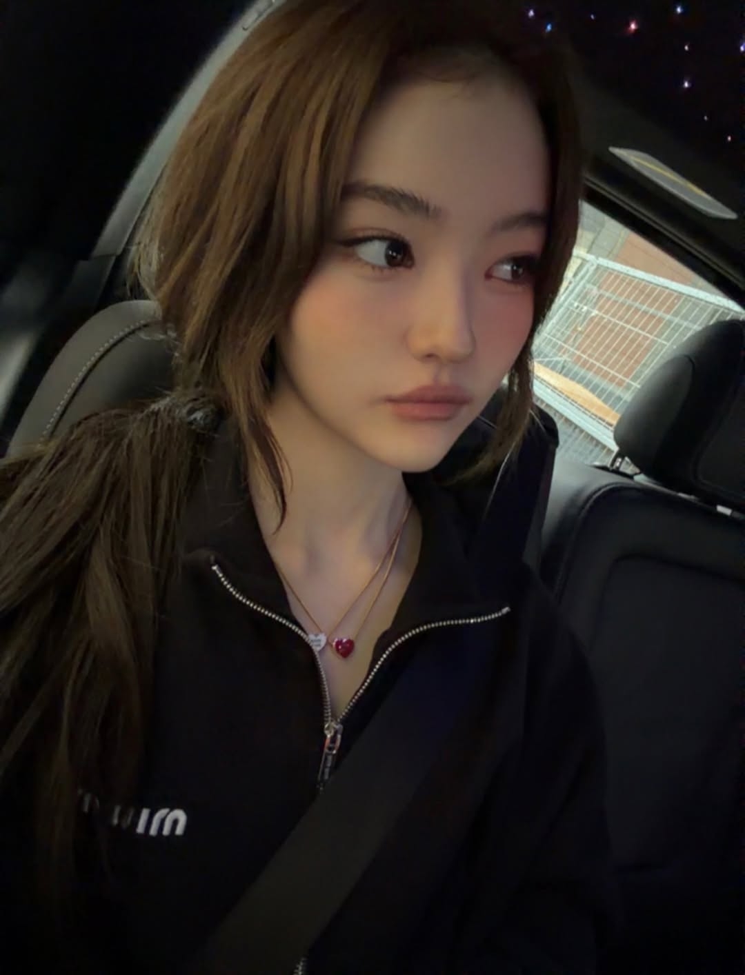 經過多年的練習與準備，Ella Gross 終於在近期迎來了人生的新篇章。她正式以 THEBLACKLABEL 旗下首個女團 MEOVV 的成員身份出道。