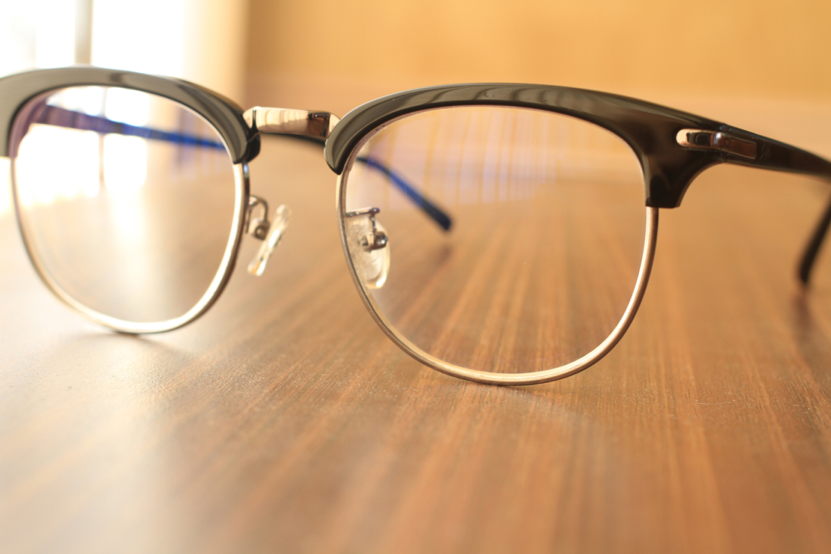 近視度數較深的人配戴半框眼鏡時，常會覺得眼睛縮小或鏡片顯厚，這主要是因為鏡片中心與邊緣存在厚度差，加上半框設計少了下緣框架的視覺遮蓋，使得厚重的邊緣直接暴露。