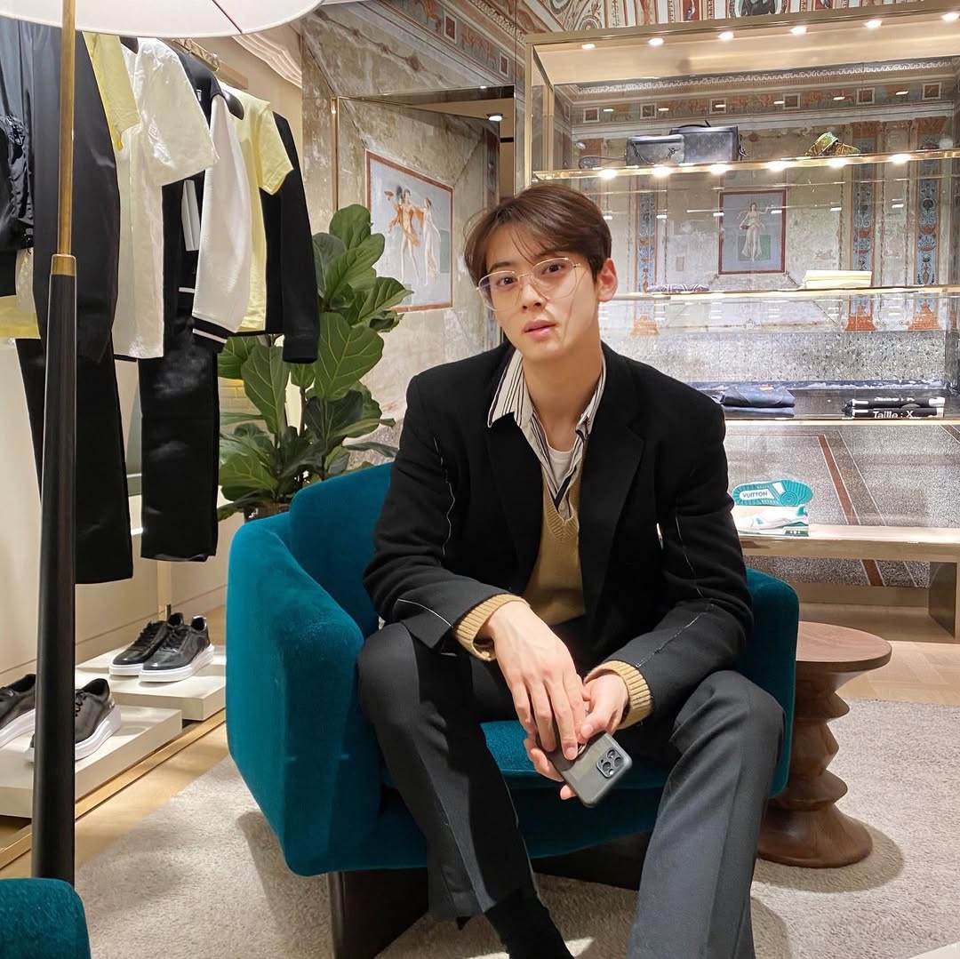 襯衫應選擇有一定厚度或質感的布料，才能讓整體造型更顯高級與穩重。