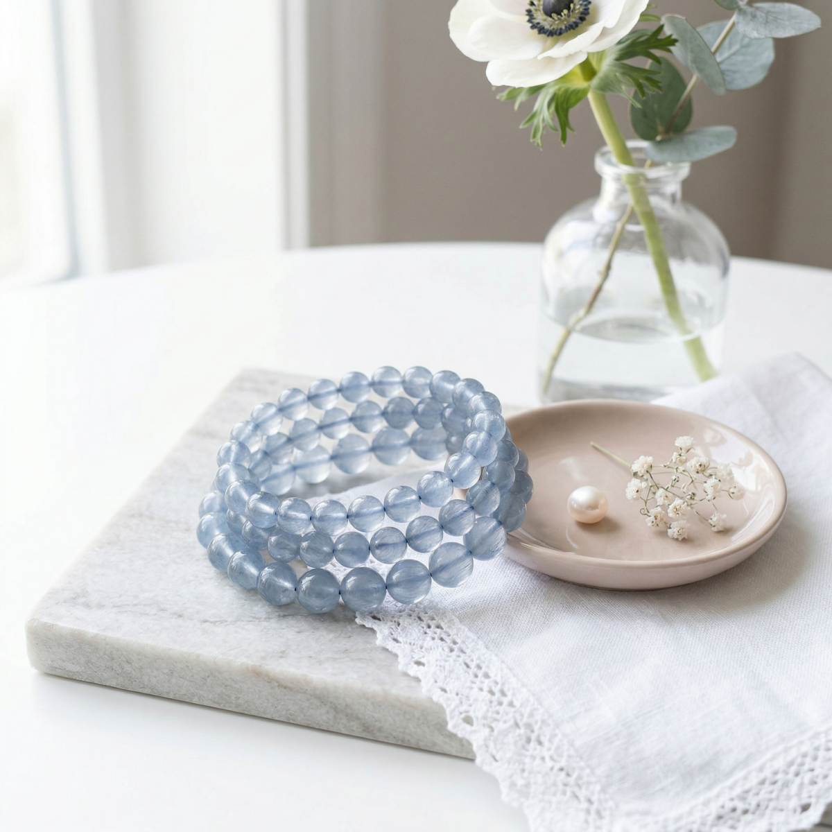 兔毛水晶是髮晶家族的一員，其並非獨立礦種，而是因為水晶內部包裹了細柔如兔毛般的髮絲狀礦物集合體、包裹體或絮狀物，因此得名。