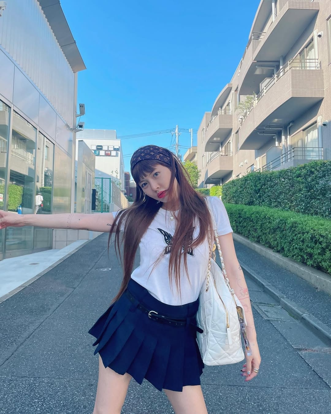 微肉女生夏天穿搭想修飾線條，重點在於選有挺度的下身版型、能拉長視覺的領口，以及不會太貼太薄的材質。