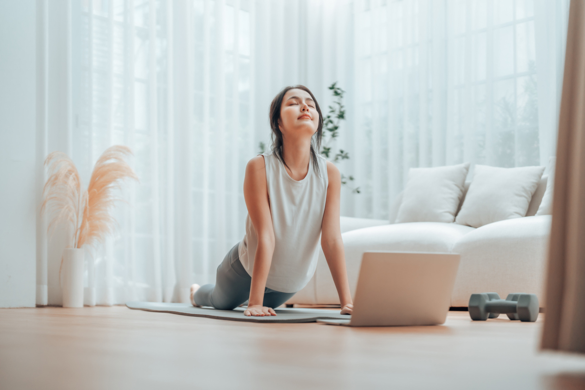 想改善面黃，與其只靠亮白保養，不如先從睡眠、運動、飲食、壓力管理和防曬這些生活習慣開始調整。