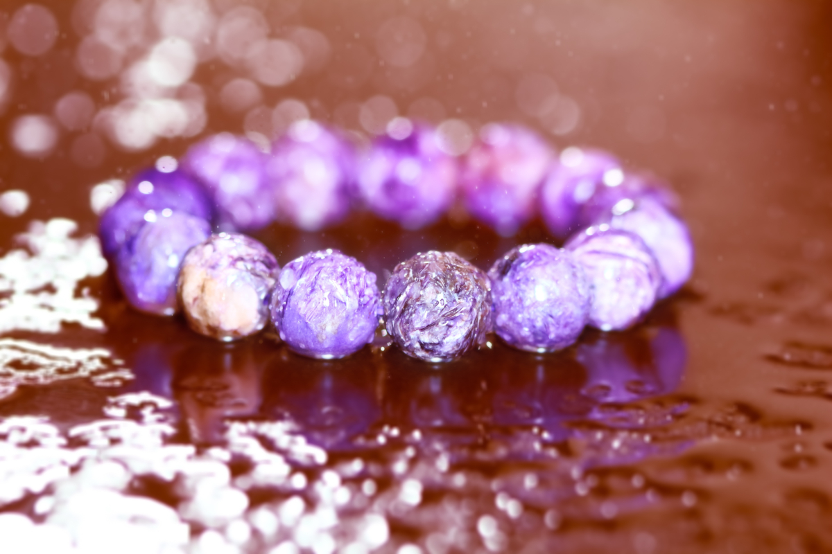 關於配戴方式，一般認為左手有助於吸收能量，右手則利於釋放能量。